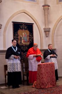 SER le Cardinal Burke assiste aux Offices